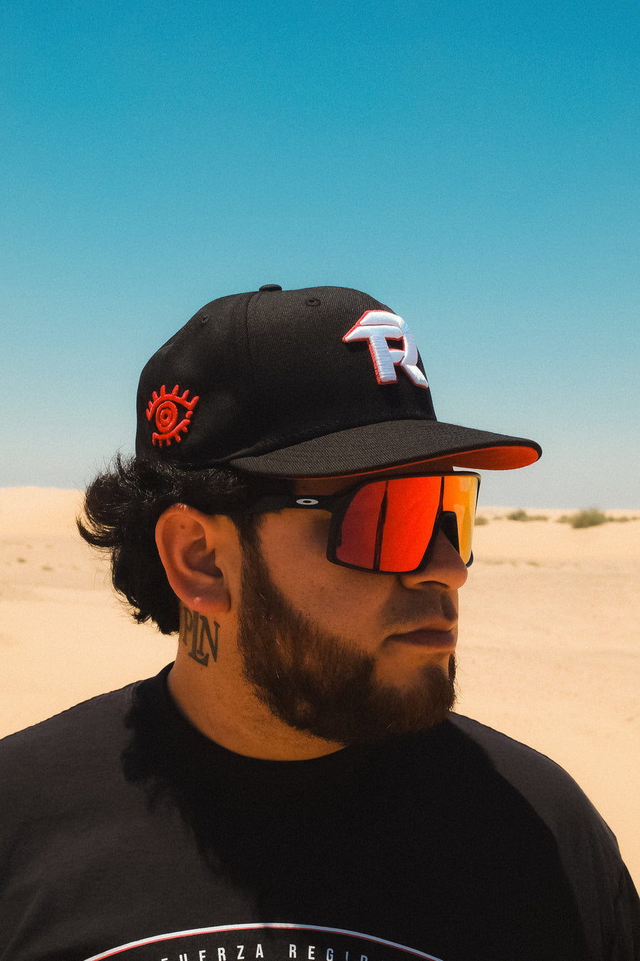 111  FITTED HAT - BLACK